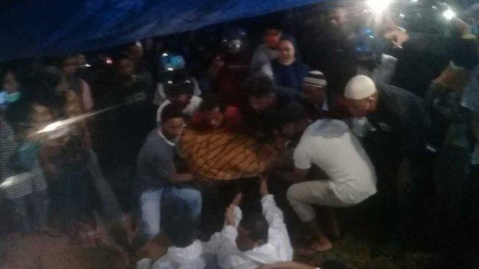 Jenazah Pasien Covid-19 Diambil Paksa dari Ambulans, Tiga Orang Menunggu di Liang Lahat Tanpa Masker