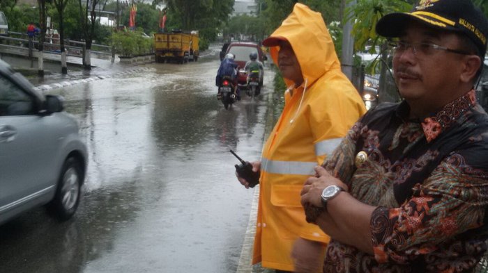 BREAKING NEWS - Tinjau Banjir, Walikota Rizal: Sifatnya Lewat Saja Tidak Sampai Puluhan Jam