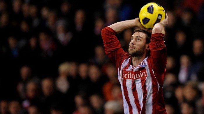 Rory Delap, pemain legendaris di Liga Inggris yang terkenal karena lemparan ke dalamnya yang jauh dan mematikan.