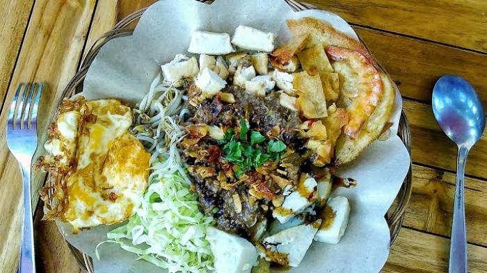 Lezatnya Rasa Tahu Gimbal Ditemani Wedang Kacang di Warung Ejang Poetri