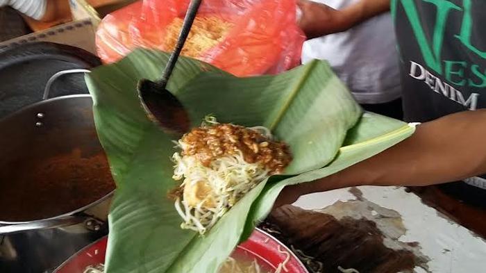 Toge Goreng Pak Iwon Dengan Siraman Tauco yang Menggoda