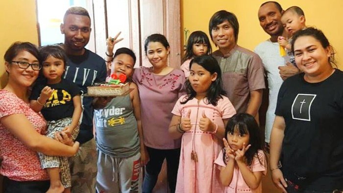 Keluarga Patrich Wanggai (tiga orang di kiri).