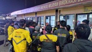 01062023-Sejumlah-ojol-dan-keluarga-korban-mengawal-oknum-ojol.jpg