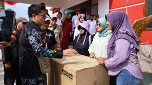 01102025_Wabup_Kukar_Rendi_serahkan_bantuan_di_Sungai_PayangJPG.jpg