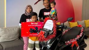 10151012_Pelanggan-Telkomsel-di-Muara-Wahau-menang-hadiah-motor-dari-Telkomsel.jpg