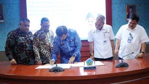 17112025_Sekda_Kukar_Dr_Sunggono_menandatangani_kerja_sama_dengan_PTDIJPG.jpg