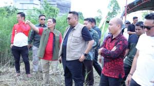 19102025_Bupati_Kukar_Aulia_RB_menyeerahkan_bantaunJPG.jpg