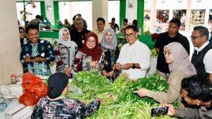 19122024_Pj_Gubernur_Kaltim_Sidak_Pasar_Sambil_Beli_Kangkung_Pakai_QRISjpeg.jpg