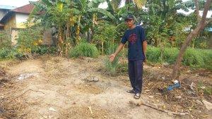 20230110_Nurdin-warga-RT-31-Tanjung-Laut-menunjuk-lubang-lokasi-jasad-janin-ditemukan.jpg