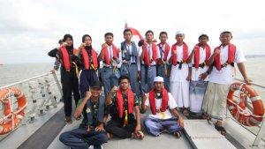 20230110_Para-pelajar-antusias-mengabadikan-momen-di-atas-KRI-Badik-623.jpg