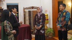 20230516_Dubes-RI-untuk-Australia-Pak-Siswo-Pramono-berjas-Sekdaprov-Sri-Wahyuni-tengah.jpg