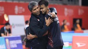 20230527_Pelatih-tunggal-putra-Irwansyah-memeluk-Christian-Adinata-usal-perempat-final.jpg