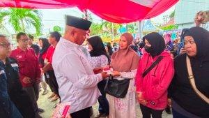 20230528_-Bupati-Edi-Damansyah-saat-menyerahkan-bansos-Kukar-Idaman.jpg