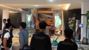 20230722_truk-masuk-ke-Gedung-Kesenian-Balikpapan-saat-acara-pernikahan.jpg