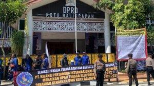 20230803_Sejumlah-Tuntutan-Kenaikan-Upah-Tertuang-Pada-Spanduk.jpg
