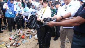 20231006_Menteri-KLHK-Siti-Nurbaya-ikut-aksi-bersih-bersih-pantai-di-Balikpapan.jpg