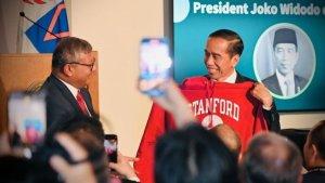 20231118_Presiden-Joko-Widodo-menerima-hoodie-warna-merah-Stanford-University.jpg