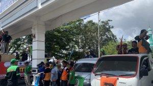 20231130_-unjuk-rasa-yang-dilakukan-serikati-buruh-di-halaman-kantor-bupati.jpg