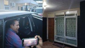 20231130_Salah-satu-petugas-KPK-usai-penggeledahan-di-Kantor-PT-Fajar-Pasir-Lestari.jpg
