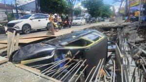 20231217_Mobil-Daihatsu-Ceria-yang-nyungsep-di-proyek-peningkatan-drainase-Samarinda.jpg