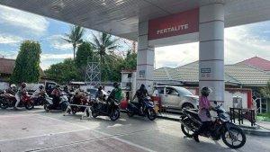 20231220-antrean-panjang-kendaraan-di-salah-satu-SPBU-di-Kota-Bontang.jpg