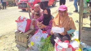 20231221_mereka-menunggu-presiden-jokowi.jpg