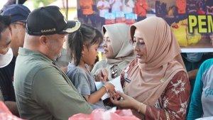 20240223_Bupati-Berau-Sri-Juniarsih-Mas-saat-menyalurkan-bantuan-di-Pegat-Bukur.jpg