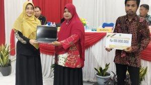 20240225_Bupati-Berau-serahkan-bantuan-laptop-kepada-guru-guru.jpg