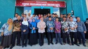 20240225_Bupati-Sri-Juniarsih-Mas-saat-meresmikan-TPI-Tanjung-Batu.jpg