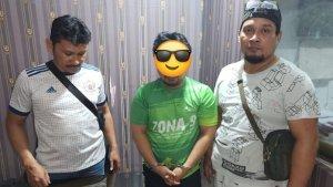 20240321_IN-tengah-saat-diringkus-Polresta-Balikpapan.jpg
