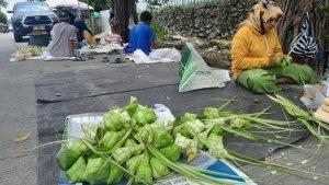 20240416_Pedagang-musiman-membuat-selongsong-ketupat.jpg