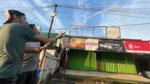 20240419-melakukan-penyemprotan-rumah-warga.jpg