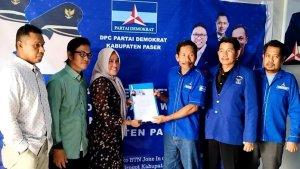 20240423_Ketua-DPC-Partai-Perindo-Paser-Ridhawati-Suryana-saat-mengembalikan-formulir-pendaftaran.jpg