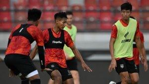 20240430_Pemain-Borneo-FC-Hendro-Siswanto-dan-Win-Naing-Tun.jpg