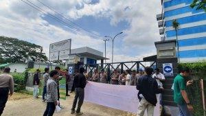 20240522_AMPL-KT-menggelar-demo-di-depan-kantor-Dispora-Kaltim.jpg