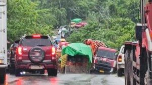 20240527_truk-trailer-gagal-menanjak-dan-menutupi-badan-jalan.jpg