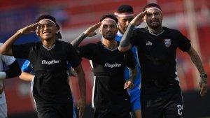 20240817_pemain-Borneo-FC-mengenakan-bendera-merah-putih-di-kepala-saat-latihan.jpg