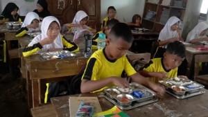20250110_Siswa-SDN-Bandengan-3-Kendal-makan-bergizi-gratis.jpg