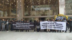 20250120_Puluhan-pegawai-Kemendiktisaintek-menggelar-aksi-demonstrasi-12.jpg