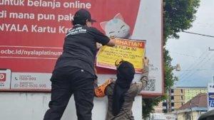 20250218_Kepala-Satpol-PP-Samarinda-Anis-Siswantini-saat-menurunkan-reklame.jpg