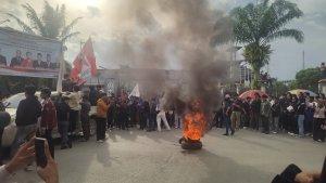 20250224_Aliansi-Mahasiswa-Mahakam-membakar-ban-bekas-di-depan-DPRD-Kaltim.jpg