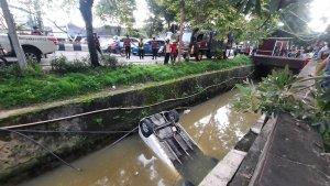 20250317_mobil-merek-Ayla-terperosok-di-depan-Hotel-Zurich-Balikpapan.jpg