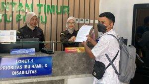 20250318_Eksponen-Mahasiswa-Anti-Korupsi-EMAK-menyerahkan-laporan-ke-Kejati-Kaltim.jpg