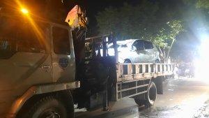 20250318_evakuasi-mobil-yang-terperosok-ke-parit-di-depan-Hotel-Zurich-Balikpapan.jpg