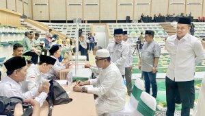 20250326_Walikota-Samarinda-Andi-Harun-saat-membayar-zakat.jpg