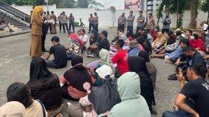 20250429_pedagang-Pasar-Subuh-mendatangiBalai-Kota-Samarinda.jpg