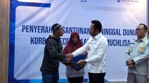 2025058-Gubernur-Kalimantan-Timur-H-Rudy-Masud-menyerahkan-santunan.jpg