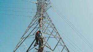 20250620_Petugas-PLN-ketika-melakukan-pengecekan-pada-tower.jpg
