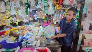 20250805-Seorang-pedagang-sembako-di-Pasar-Sepinggan-Balikpapan-Ardin.jpg