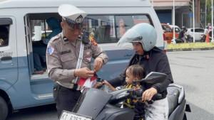 20250807_Polresta-Balikpapan-bagikan-2000-Bendera-Merah-Putih.jpg